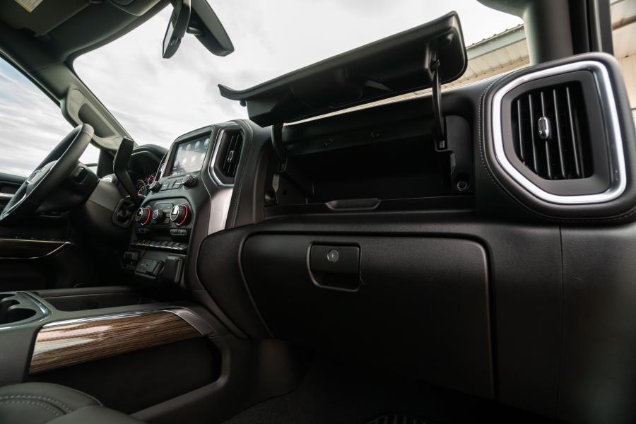 Интерьер Chevrolet Silverado RST Double Cab 2018 года  (фото 17 из 40)
